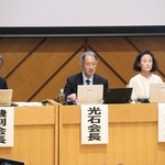 　総会に臨む日本学術会議の光石衛会長（中央）ら＝９日午後、東京都港区