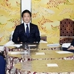 　会談に臨む（左から）公明党の竹谷代表、中道改革連合の小川代表、立憲民主党の水岡代表＝３月、国会