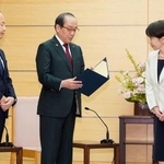 　広島市の松井一実市長（中央）と長崎市の鈴木史朗市長（左）から要請書を受け取る高市首相＝９日午後、首相官邸