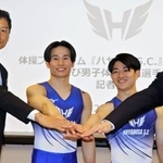 　プロチーム「ハヤブサＳＣ」の記者会見でポーズをとる（左から）日本体操協会の水鳥寿思氏、萱和磨、谷川翔ら＝９日、東京都内