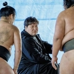 　朝稽古で指導する伊勢ケ浜親方（中央）＝２月、大阪市東成区