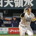 　７回ソフトバンク２死一塁、近藤が右中間に先制２ランを放つ＝みずほペイペイドーム