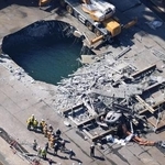 　作業員が巻き込まれる事故があった、ＪＦＥスチール東日本製鉄所敷地内の作業現場＝８日午前９時２０分、川崎市川崎区（共同通信社ヘリから）