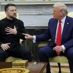 ホワイトハウスで会談するトランプ米大統領（右）とウクライナのゼレンスキー大統領。和平交渉を巡り激しい口論となった＝２０２５年２月（ロイター＝共同）