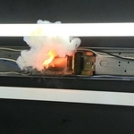 　事故の再現実験で発火した照明器具（製品評価技術基盤機構提供）