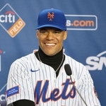 ２０２４年１２月、メッツに入団し記者会見するソト＝ニューヨーク（ゲッティ＝共同）