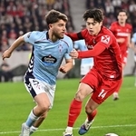 　セルタ戦で競り合うフライブルクの鈴木唯（右）＝フライブルク（共同）