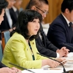 　租税特別措置と補助金の見直しに関する関係閣僚会議で発言する片山財務相（左から２人目）＝１０日午前、首相官邸