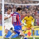 　フィオレンティナ戦で攻め込むクリスタルパレスの鎌田（右）＝ロンドン（共同）