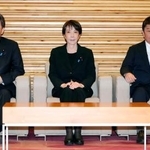 　閣議に臨む（左から）林総務相、高市首相、茂木外相＝１０日午前、首相官邸