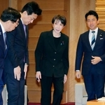 　閣議に臨む高市首相（右から２人目）ら＝１０日午前、首相官邸