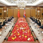 　会談する中国の王毅外相（左から４人目）と北朝鮮の崔善姫外相（右から４人目）＝９日、平壌（朝鮮通信＝共同）