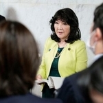 　閣議後に記者会見する片山財務相＝１０日午前、国会