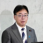 　閣議後に記者会見する上野厚労相＝１０日午前、国会