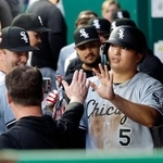 　ロイヤルズ戦の４回、後続の適時打で先制の生還を果たし、迎えられるホワイトソックス・村上＝カンザスシティー（共同）