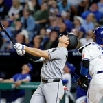 　ロイヤルズ戦の８回、一邪飛に倒れるホワイトソックス・村上＝カンザスシティー（共同）