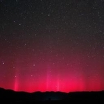 　低緯度で見られる赤いオーロラ＝北海道遠軽町（中山智博氏提供）