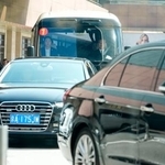 　ホテルを出発する台湾・国民党の鄭麗文主席を乗せた車列＝１０日、北京（共同）