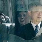 　ホテルを出発する台湾・国民党の鄭麗文主席（右から２人目）＝１０日、北京（共同）