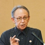 　記者会見する沖縄県の玉城デニー知事＝１０日午前、沖縄県庁