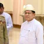 　１０日、ミャンマー首都ネピドーの議会に入るミンアウンフライン氏（共同）