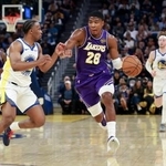 　ウォリアーズ戦で攻め込むレーカーズの八村＝サンフランシスコ（ゲッティ＝共同）