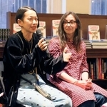 　初の英訳本の出版を記念するトークイベントで、自作について語る西加奈子さん。右は翻訳者のアリソン・パウエルさん＝９日、米ニューヨーク（共同）