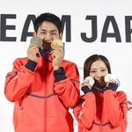 　メダルを手にポーズをとる三浦璃来（右）、木原龍一組＝２月１７日、イタリア・ミラノ（共同）