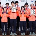 　帰国後の記者会見で撮影に応じる（前列左から）フィギュアスケートの三浦璃来、木原龍一、スノーボードの村瀬心椛、木村葵来ら＝２月２４日、東京都内