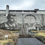 　松田川ダムの壁面に描かれた４人の侍＝１０日午後、栃木県足利市