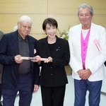 　ロックバンド「ディープ・パープル」のメンバーと面会し、日本製のドラムスティックをプレゼントする高市首相（中央）＝１０日午後、首相官邸