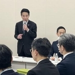 　日本維新の会の安全保障調査会の会合であいさつする前原誠司安保調査会長＝１０日、国会内