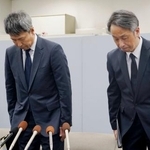 　記者会見で謝罪する水迫畜産の水迫栄治社長（左）ら＝１０日午後、鹿児島県庁