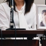 　星有里紗さんの遺影を前に、記者会見する母ひろみさん＝１０日午後、東京・霞が関の司法記者クラブ