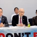 　記者会見する被団協の田中熙巳代表委員（中央）ら＝１０日午後、東京都中央区