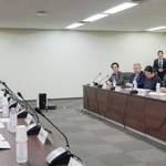 　医療関係団体の代表者（左側）と面会する上野厚労相（右端）＝１０日、東京都千代田区