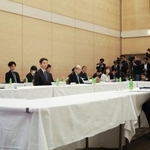 　成田空港の滑走路新設を巡る協議会で、千葉県芝山町の麻生孝之町長（左端）らにあいさつする成田国際空港会社の藤井直樹社長（右端）＝１０日午後、千葉県成田市