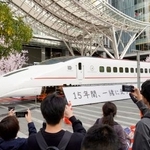 　ＪＲ博多駅前に展示された九州新幹線つばめの車両を撮影する人たち＝１０日午後
