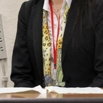 　記者会見する労災認定された女性の長女＝１０日午後、厚労省