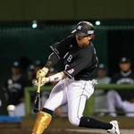 　２回表ロッテ１死二塁、寺地が中前に先制打を放つ＝大宮公園