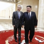 　訪朝した中国の王毅外相（左）と歩く北朝鮮の金正恩朝鮮労働党総書記＝１０日、平壌（中国外務省のホームページから・共同）