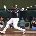 　９回ロッテ２死満塁、ポランコが左前に２点打を放つ＝大宮公園