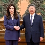 　台湾・国民党の鄭麗文主席（左）と握手する中国共産党の習近平総書記。国共トップの会談は２０１６年１１月以来、約９年半ぶりとなった＝１０日、北京の人民大会堂（新華社＝共同）