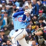 　パイレーツ戦の４回、右前打を放つカブス・鈴木＝シカゴ（共同）