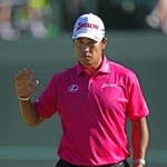 　第２ラウンド、１４番でバーディーを決め歓声に応える松山英樹。通算２アンダーで１６位＝オーガスタ・ナショナルＧＣ（共同）