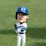 　レンジャーズ戦の来場者に配られたドジャース・大谷の首振り人形＝ロサンゼルス（共同）