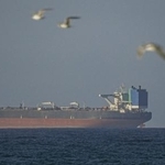 　ホルムズ海峡通過を待つ船舶＝８日（ゲッティ＝共同）