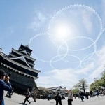 　熊本城上空を飛行するブルーインパルス＝１１日午前、熊本市（魚眼レンズ使用）