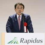 　ラピダスの工場隣接地に新設した、解析センターや研究開発拠点の開所式であいさつする赤沢経産相＝１１日午後、北海道千歳市