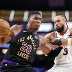 　サンズ戦で競り合うレーカーズの八村塁＝１０日、ロサンゼルス（ゲッティ＝共同）